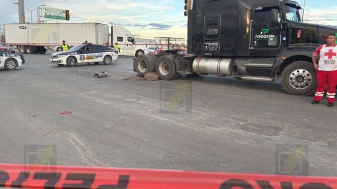 Motociclista muere tras ser embestido por tractocamión en cruce de Lombardo Toledano y Juan Pablo II