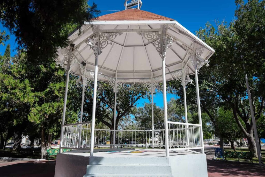 Bancas pintadas y áreas limpias; supervisa Marco Bonilla mantenimiento del Parque Santo Niño