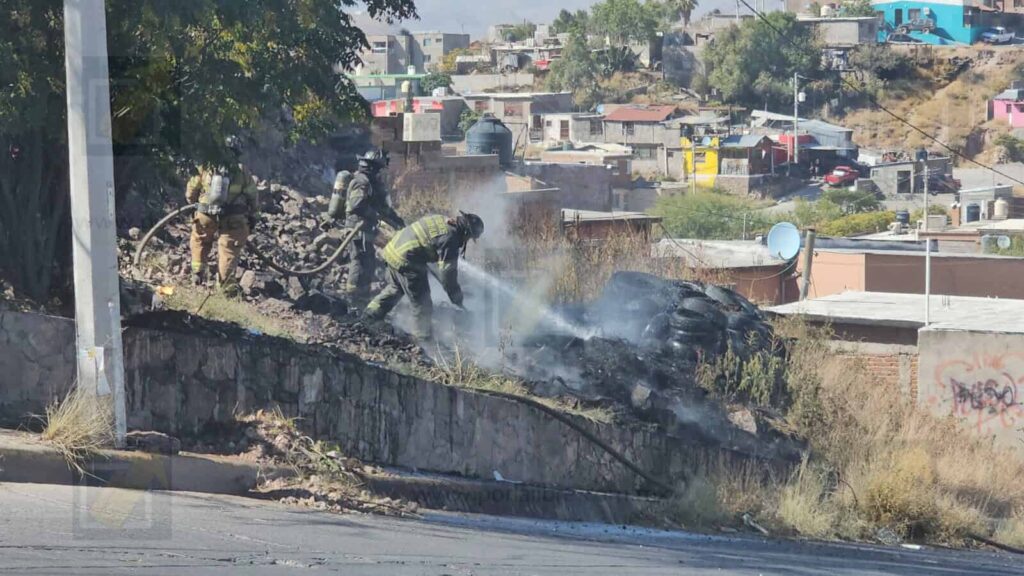 Evacuan a vecinos por incendio en lote de llantas en el Cerro de la Cruz