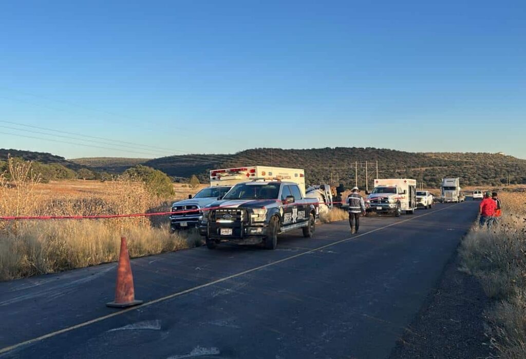 Chofer de una pipa muere al volcar en carretera del seccional Lázaro Cárdenas