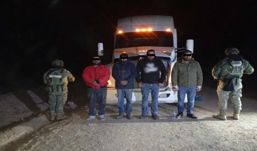 Ejército asegura pipa con 27 mil litros de gasolina y detiene a cuatro hombres en El Sauz