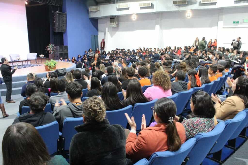 Imparten con éxito a estudiantes conversatorio Rompiendo el silencio 25 N