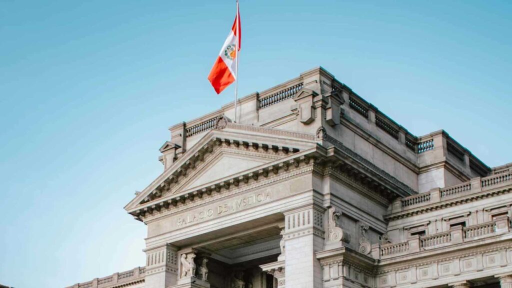 Primer ministro de Perú dice que «no es posible» ingresar a la Embajada de México en Lima