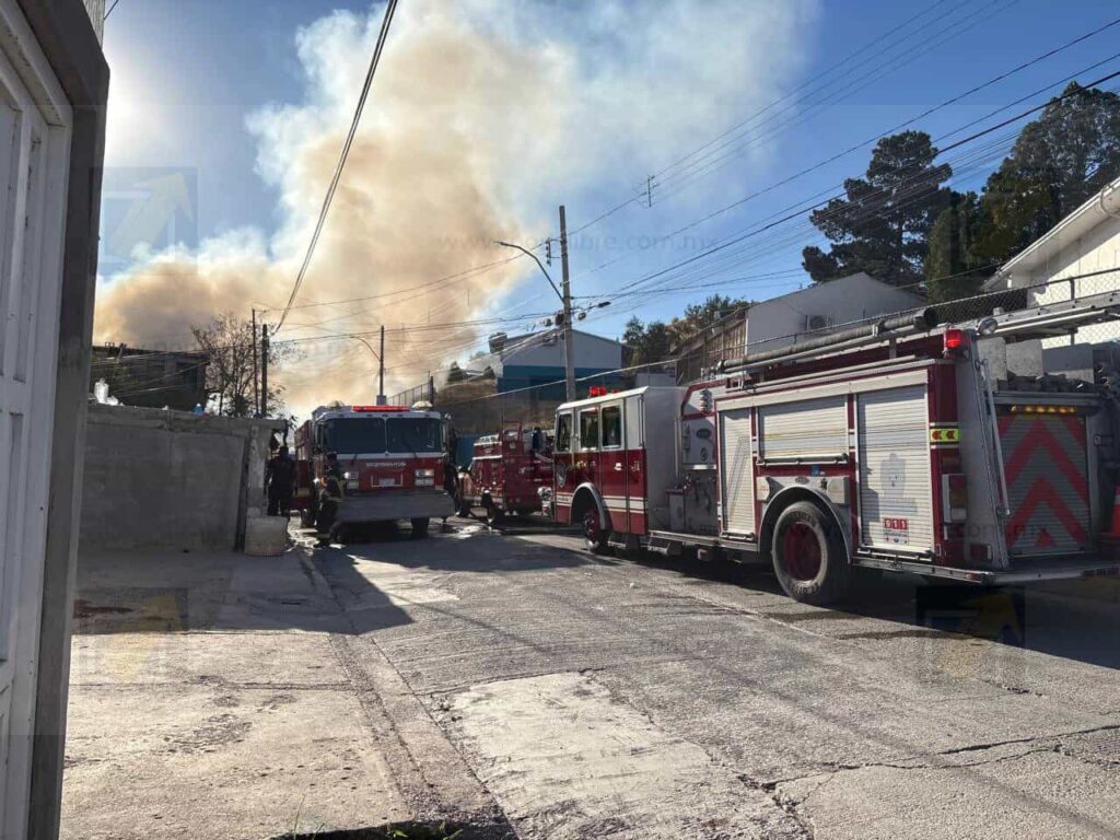 Incendio consume vivienda y deja en la calle a abuelita y su hijo en colonia Díaz Ordaz