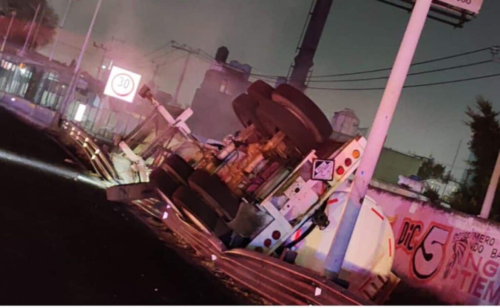 Vuelca pipa con amoniaco sobre la México-Pachuca