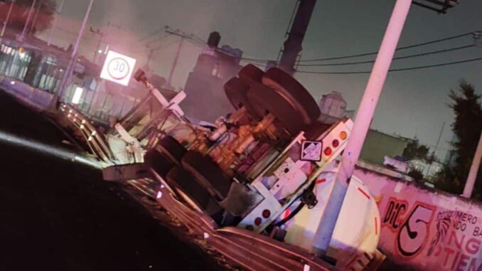 vuelca-pipa-con-amoniaco-sobre-la-mexico-pachuca.jpg Vuelca pipa con amoniaco sobre la México-Pachuca