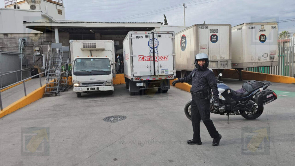 Robo de camión lechero desata persecución ocasionando choque múltiple