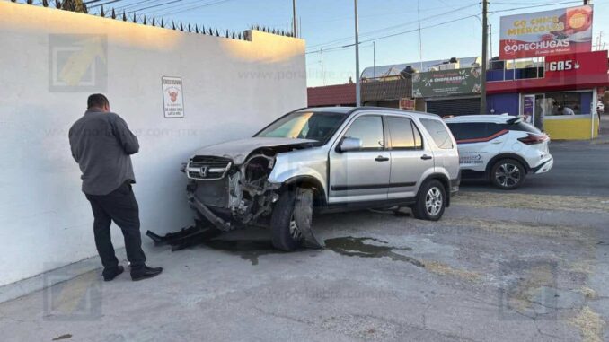 Choque entre dos camionetas termina con fuerte impacto contra una barda comercial
