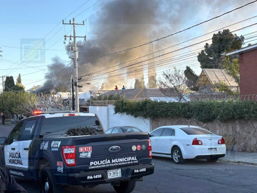 Voraz incendio moviliza a cuerpos de emergencia en la colonia San Felipe