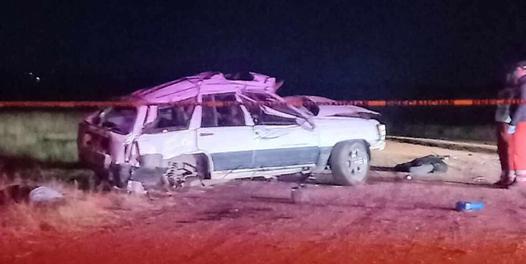 Mueren tres hombres en volcadura sobre tramo Guerrero-La Junta; uno identificado