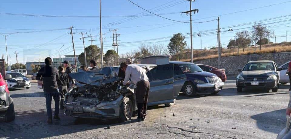 Conductora omite alto y provoca fuerte choque en la 2 de Octubre