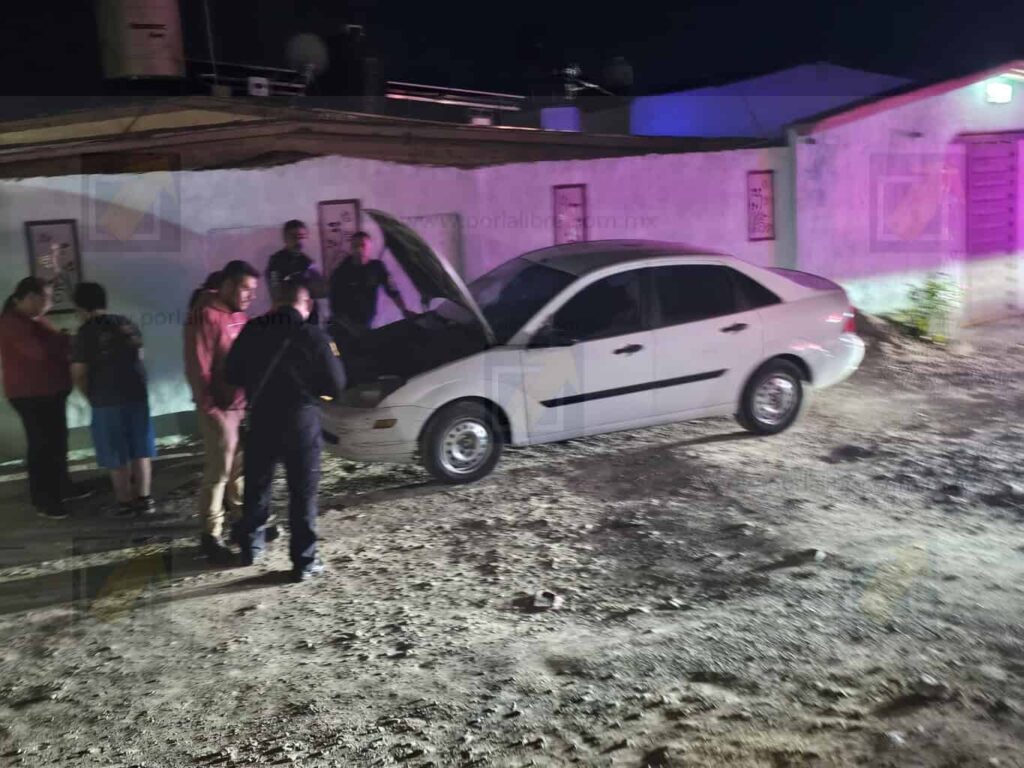 Incendio en vehículo alarmó a vecinos de la colonia Diego Lucero