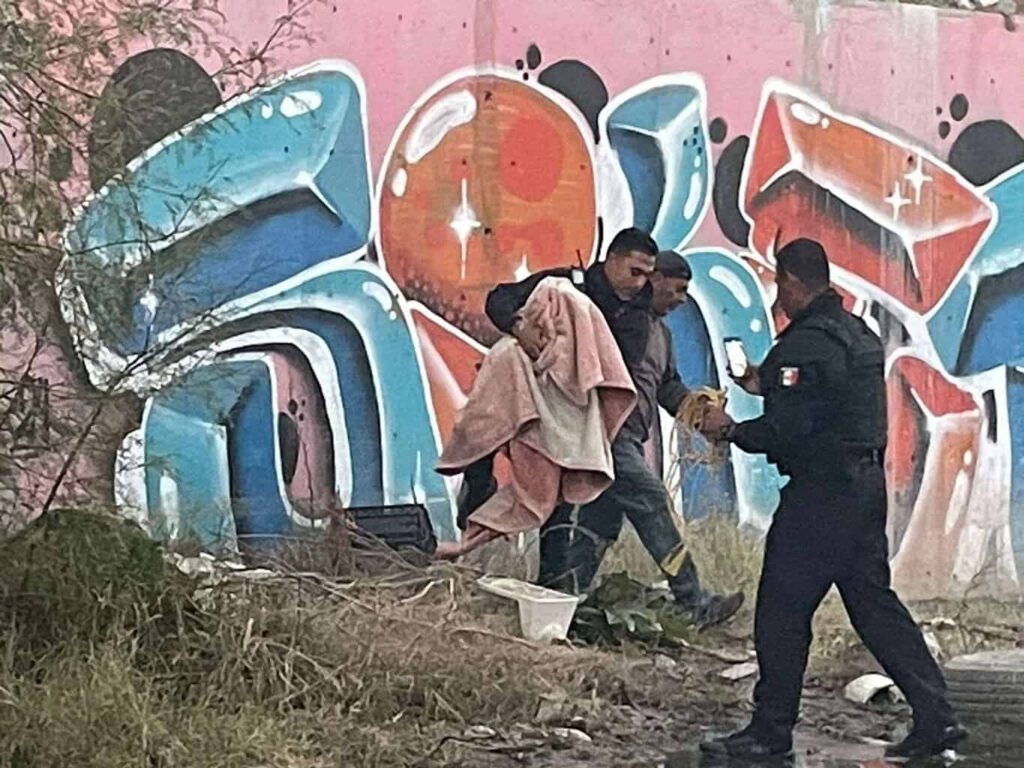 Rescatan a perro atrapado en canal de la colonia Del Márquez
