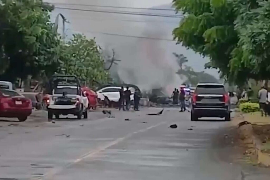 Gabinete de Seguridad investiga explosión frente a la Policía de Coahuayana, Michoacán, que dejó dos muertos