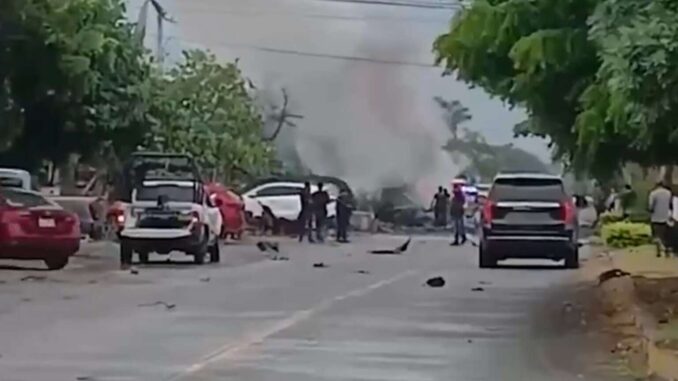 Gabinete de Seguridad investiga explosión frente a la Policía de Coahuayana, Michoacán, que dejó dos muertos