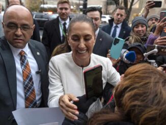 Sheinbaum se reúne con migrantes mexicanos en EE.UU. y pide un buen trato para ellos