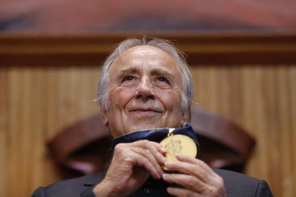 Manuel Serrat recibe un doctorado honoris causa que fortalece su “cadena de amor” por México