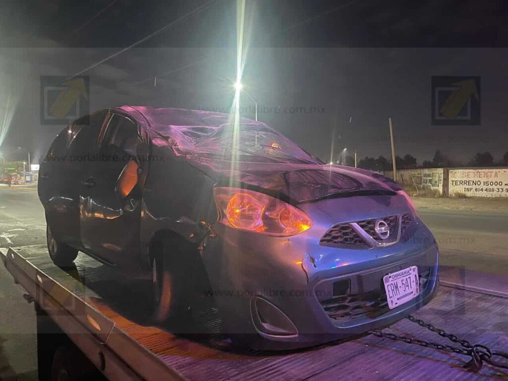 Pierde el control y vuelca Nissan March en el periférico Lombardo Toledano; dos lesionados