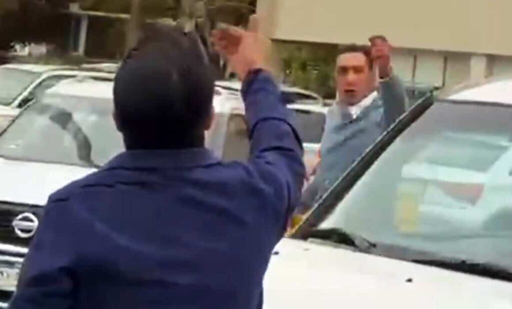 Regidor Miguel Riggs es exhibido en enfrentamiento vial; reta a golpes a un conductor
