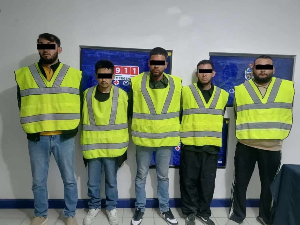 Detienen a 5 por dispararle a un hombre mientras manejaba