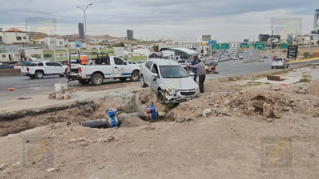 Adulto mayor cae con su vehículo a zanja y trabajadores de la JMAS se salvan de milagro