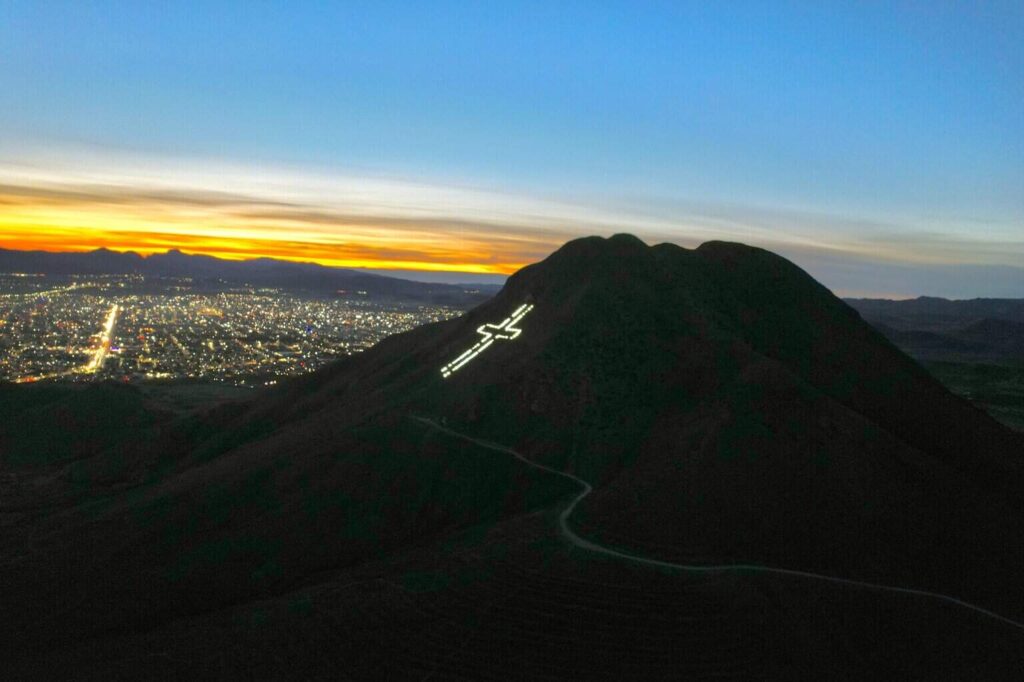 Enciende Municipio cruz ecuménica del Cerro Grande por temporada navideña