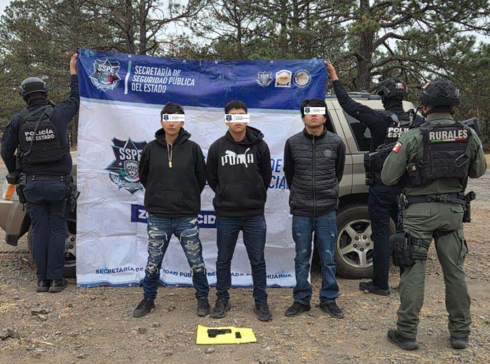Detienen a tres con un arma durante operativo en Guachochi