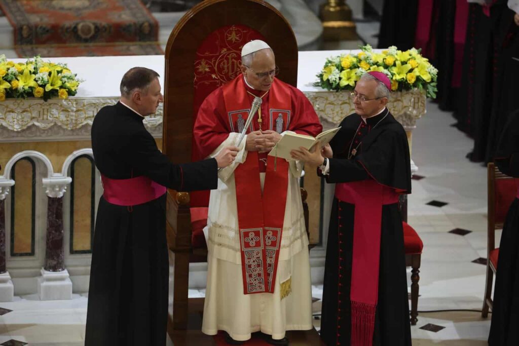 El papa lamenta «el uso de la religión para justificar las guerras», en misa en Estambul
