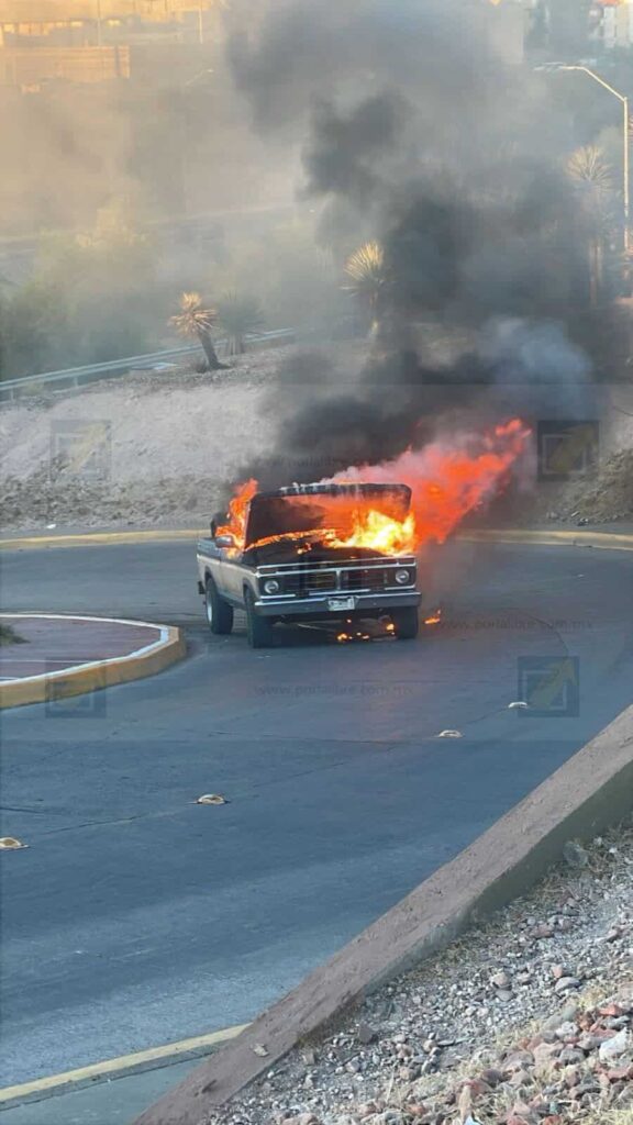 Falla eléctrica provoca incendio y consume pickup en rampa al Periférico de la Juventud