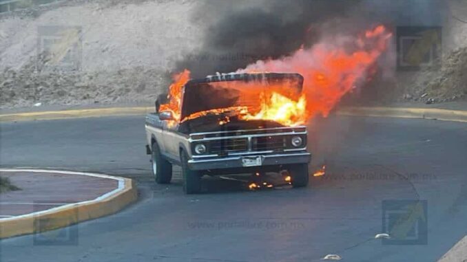 falla-electrica-provoca-incendio-y-consume-pickup-en-rampa-al-periferico-de-la-juventud.jpeg Falla eléctrica provoca incendio y consume pickup en rampa al Periférico de la Juventud