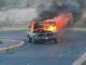 Falla eléctrica provoca incendio y consume pickup en rampa al Periférico de la Juventud