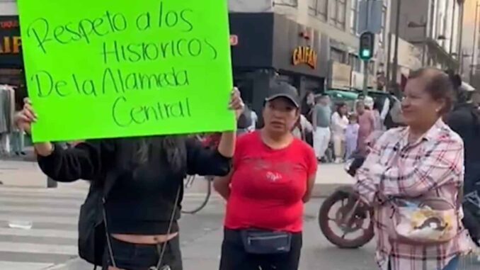 comerciantes-bloquean-avenida-juarez-de-la-cdmx.jpg Comerciantes bloquean avenida Juárez de la CDMX
