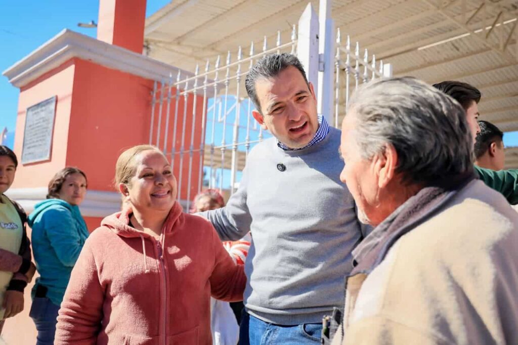 Convive Marco Bonilla con familias de Rosales y comparte el espíritu navideño
