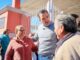 Convive Marco Bonilla con familias de Rosales y comparte el espíritu navideño