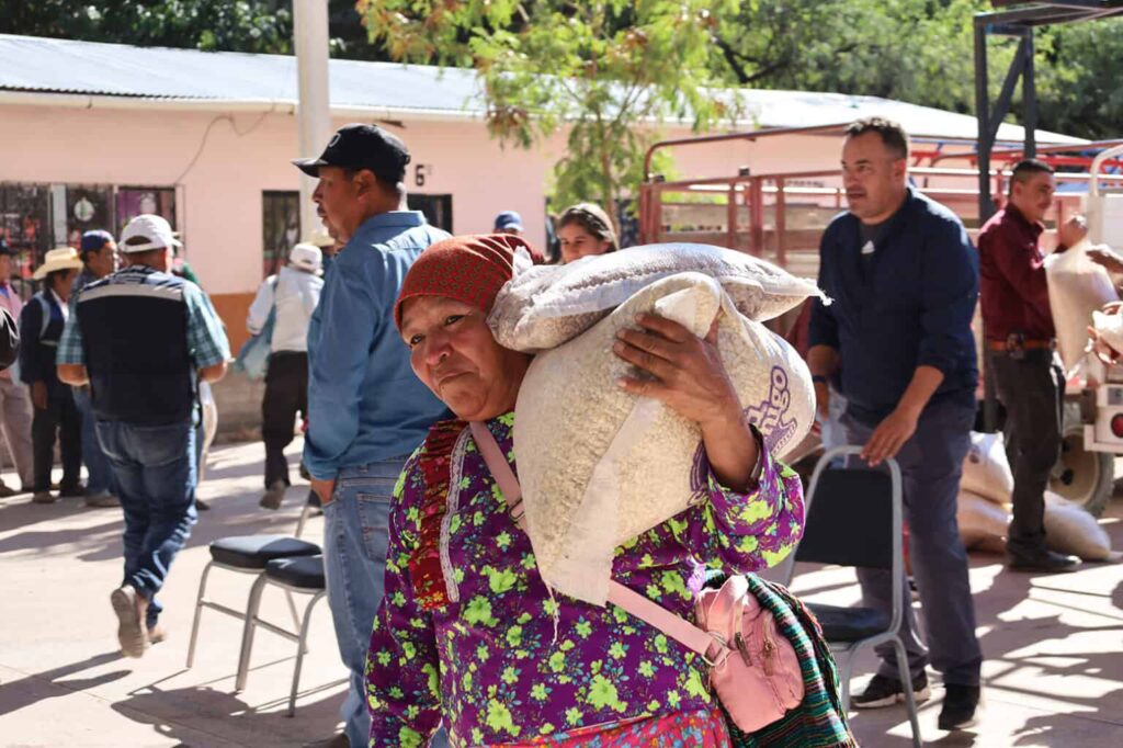 Distribuye Estado 92 toneladas de maíz y frijol a habitantes de la Sierra Tarahumara