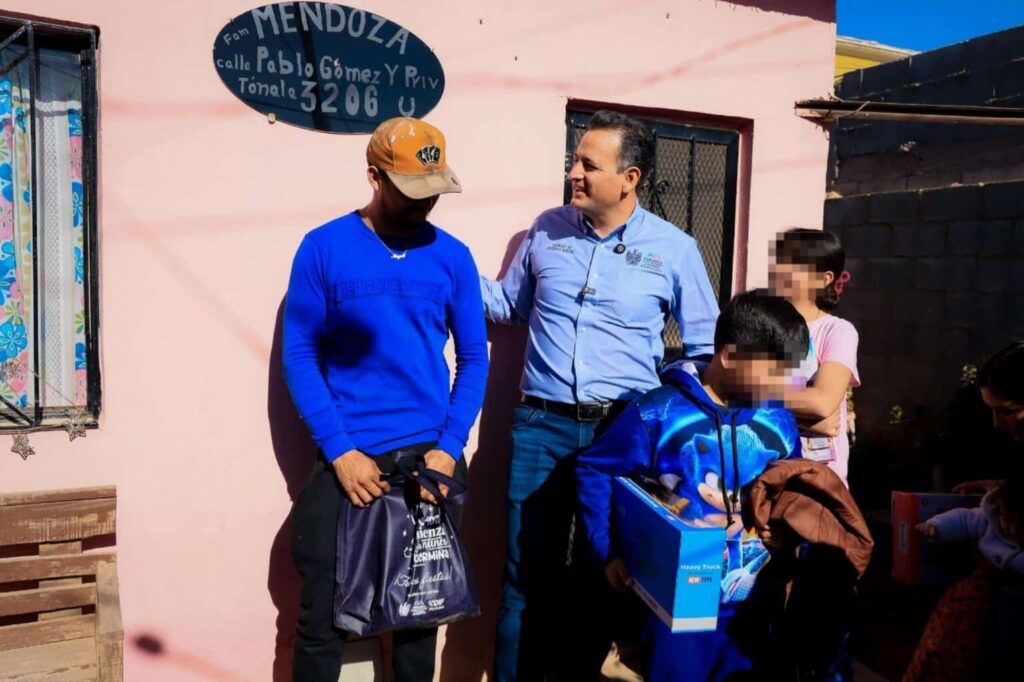 Reparte alcalde Marco Bonilla y presidenta del DIF Municipal cenas navideñas en la colonia Crucero