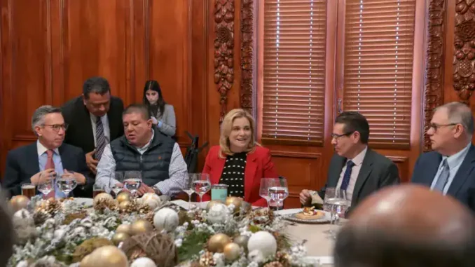 maru-campos-encabeza-brindis-navideno-con-miembros-de-su-gabinete.webp Maru Campos encabeza brindis navideño con miembros de su Gabinete