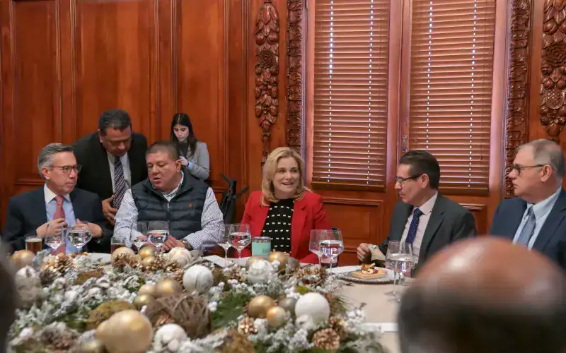 Maru Campos encabeza brindis navideño con miembros de su Gabinete