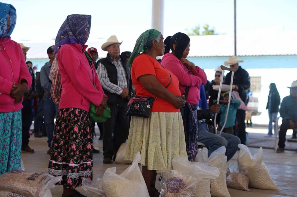 Reparte SPyCI seis toneladas de granos y 300 chamarras en Guazapares