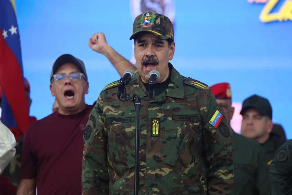 Maduro insiste en su llamado a los militares de Colombia a unirse a Venezuela