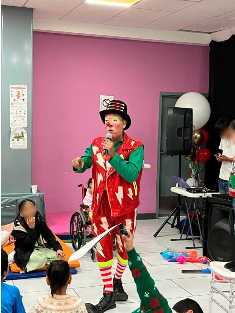 Realizan FEM y AEI posada navideña a niñas y niños en Ciudad Juárez