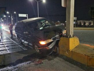 Conductora sale del camino y se impacta contra anuncio vial