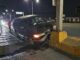 Conductora sale del camino y se impacta contra anuncio vial
