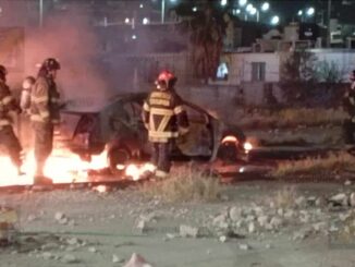 Vehículo se Incendia en la Lateral del Periférico; Autoridades Indagan el Origen
