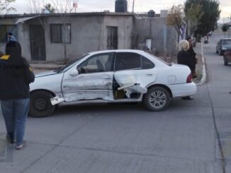 Choque en la colonia Villa Juárez deja una mujer lesionada y un conductor prófugo