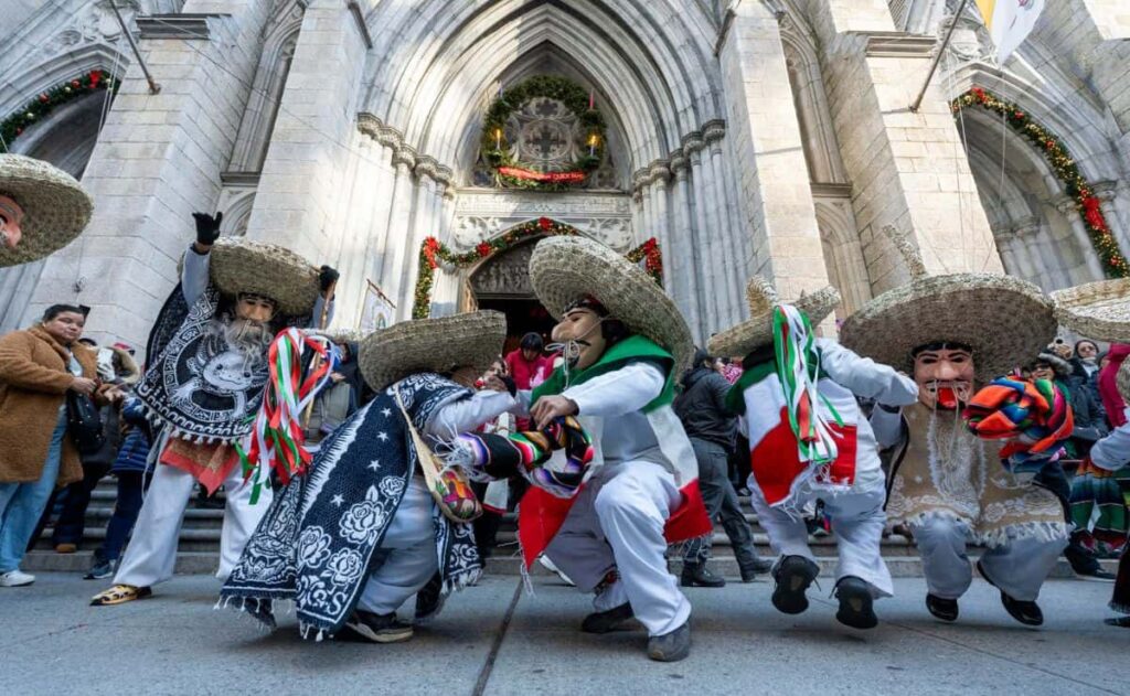 Mexicanos desafían el frío de NY y al ICE para honrar a la Virgen de Guadalupe