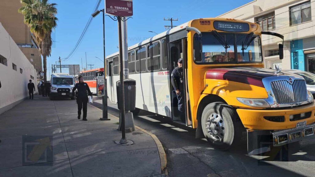 Adulto mayor es arrollado por camión urbano en paso peatonal del Centro; va al hospital