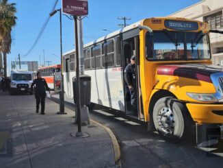 Adulto mayor es arrollado por camión urbano en paso peatonal del Centro; va al hospital