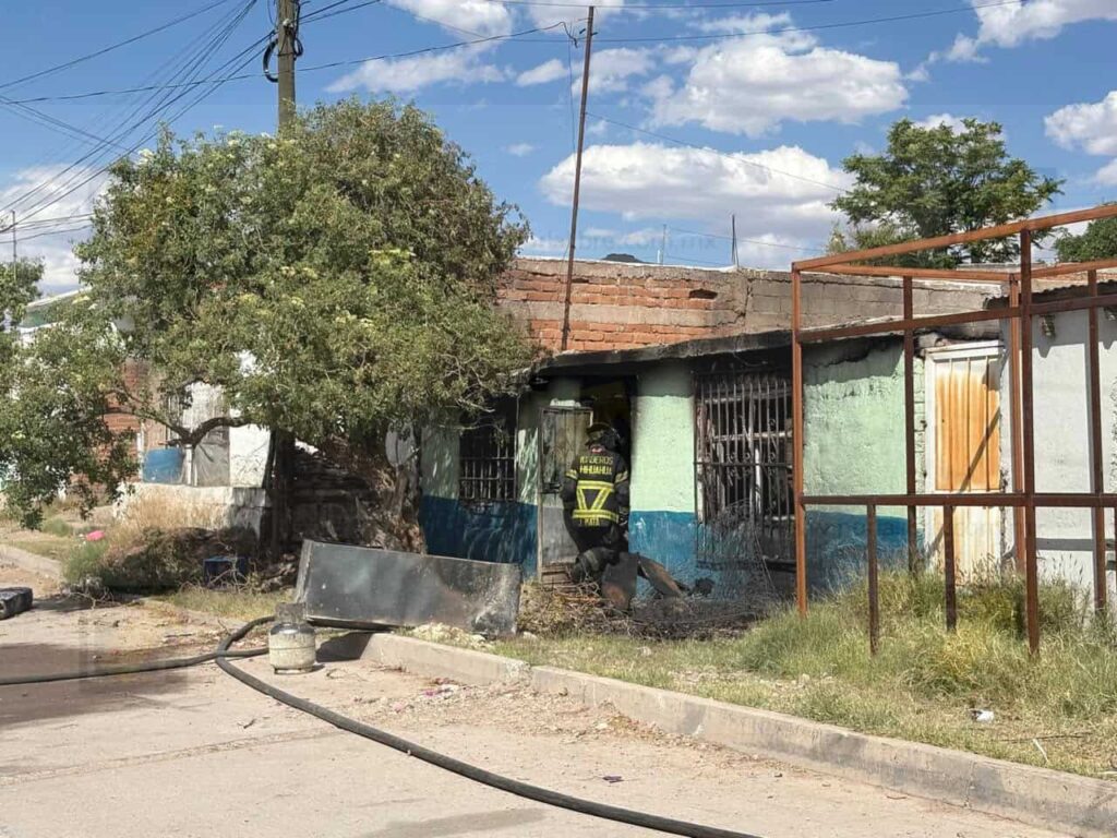 Incendio consume vivienda en la colonia Lealtad; rescatan a abuelita 