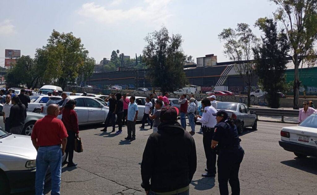Taxistas bloquean la México-Pachuca; denuncian extorsión y asesinatos